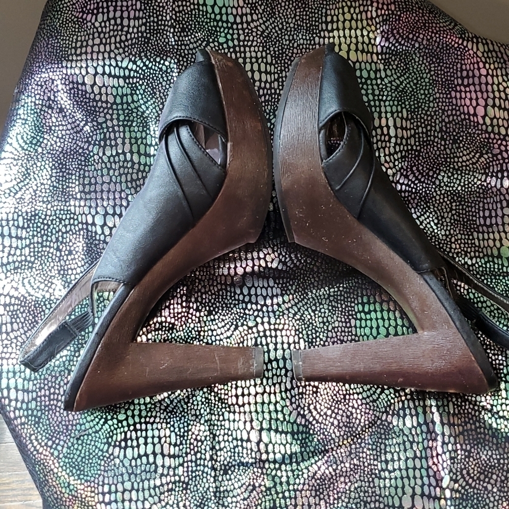 Flirty black and brown peep toe heels - Picture 4 of 11